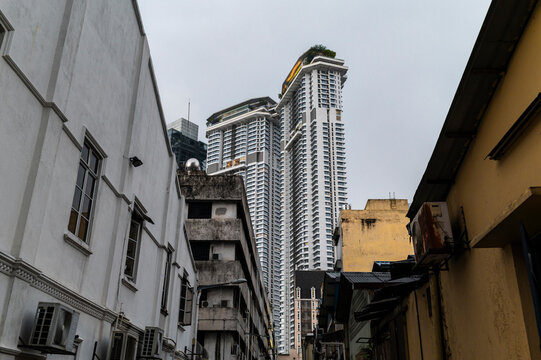 Fototapeta Skyscrapers towering above old city buildings