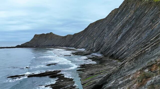 Survol c&ocirc;tier des falaises de Flysch sous un ciel couvert