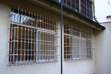 日本家屋の窓の鉄格子