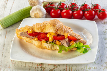 Croissant with tuna, tomato and salad
