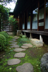 日本庭園、家屋の裏口側景観