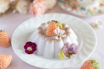 エディブルフラワーのミルクプリン