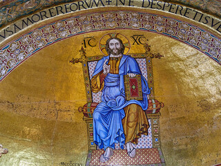 Obraz premium Mosaics and paintings inside St. Mark's Basilica