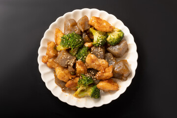 鶏肉とコンニャクとブロッコリーの炒め物