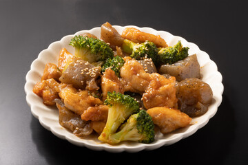 鶏肉とコンニャクとブロッコリーの炒め物