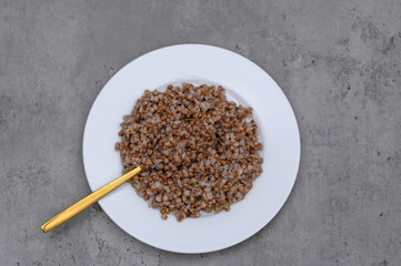 Ugotowana kasza gryczana na talerzu