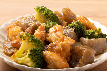 鶏肉とコンニャクとブロッコリーの炒め物