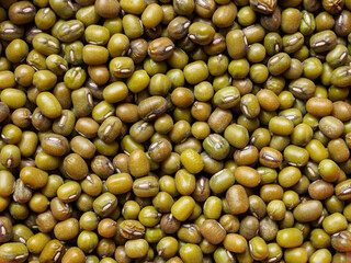 Mung beans on a light background, emphasizing their shape and texture, create a feeling of freshness and naturalness.