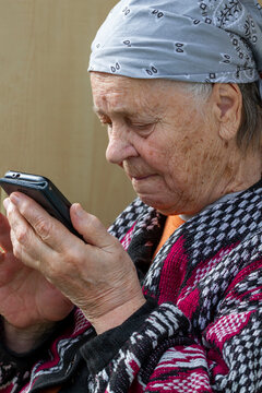 Old woman and mobily telephone.
