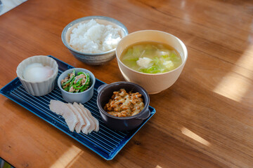 朝日差し込む家庭的な和朝食セット