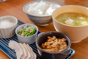朝日差し込む家庭的な和朝食セット