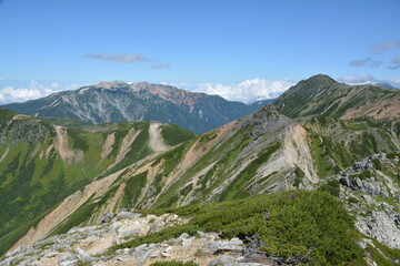 Obraz premium 北アルプスの鷲羽岳山頂から見る薬師岳と水晶岳