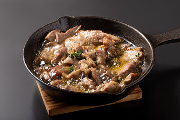 牛タン　アヒージョ