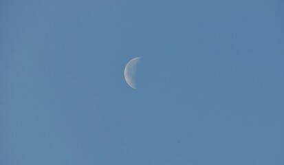 waning crescent moon during day time © Jiya.negandhi