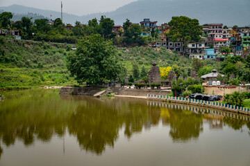 Obraz premium Baijnath Barrage in Baijnath, a small town on the banks of the Gomati River in the Bageshwar district of Kumaon division, Uttarakhand, India.