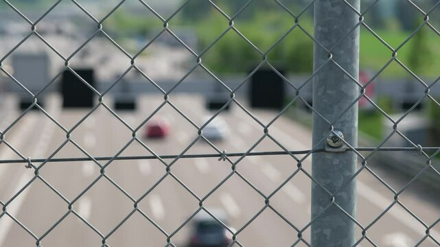 Zaun Abschrankung auf Autobahn Br&uuml;cke, flie&szlig;ender Verkehr auf dicht befahrener mehrspuriger Stra&szlig;e