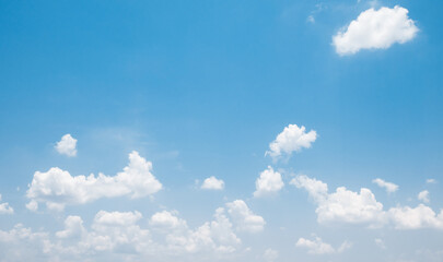 e sky is bright, tthhe fluffy white clouds are quiet.