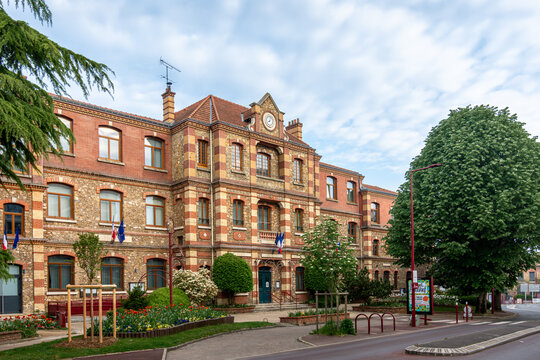 Fresnes, France - 27 avril 2025: Vue ext&eacute;rieure de la mairie de Fresnes, commune fran&ccedil;aise situ&eacute;e dans le d&eacute;partement du Val-de-Marne, en r&eacute;gion &Icirc;le-de-France