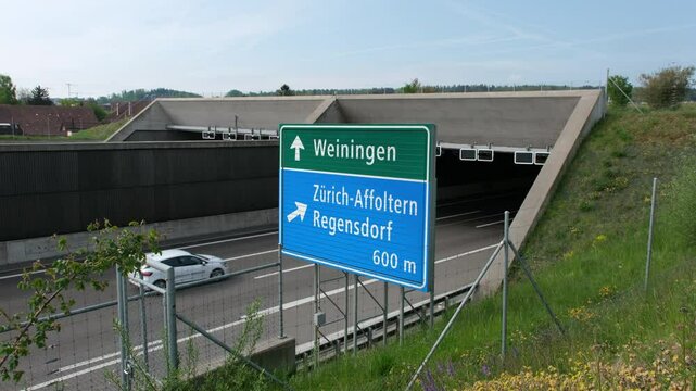 Stra&szlig;enverkehr Autobahn A1 Nordumfahrung Z&uuml;rich. &Uuml;berdeckung der Autobahn auf einem Teilst&uuml;ck sorgt f&uuml;r weniger L&auml;rmbelastung in Wohnquartieren.