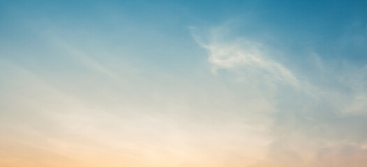 e sky is bright, tthhe fluffy white clouds are quiet.