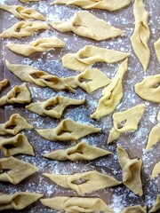 preparação de grostoli caseiro, com massa já cortada sobre superfície enfarinhada