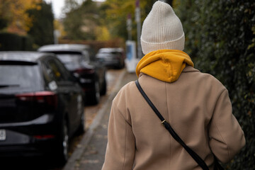 Obraz premium Woman walking on the street