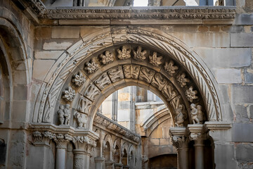 Obraz premium a-photograph-of-an-intricately-carved-st_vXxq64VsQo2tmRM_cL1FGg_k0LYdqlWQbiM7KA2QEW0mw