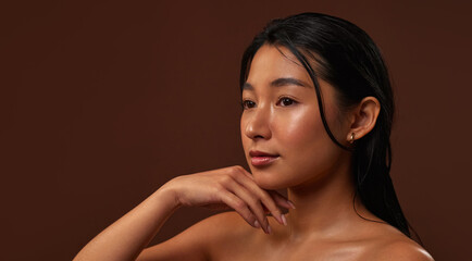 Obraz premium Asian woman isolated in the background