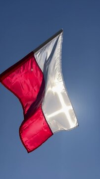 flaga polski na wietrze 
