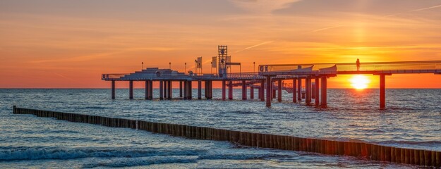 Seebrücke Koserow, Insel Usedom, Deutschland, im sanften Licht eines April-Sonnenaufgangs....