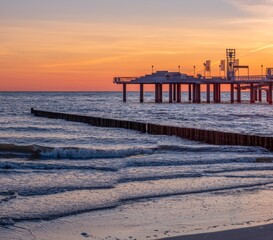 Seebr&uuml;cke Koserow, Insel Usedom, Deutschland, im sanften Licht eines April-Sonnenaufgangs. Weitwinkelpanorama &uuml;ber ruhiges Meer, Symbol f&uuml;r Freiheit, Besinnung und Lebensweg.