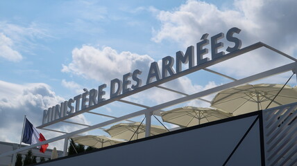 Stand du Ministère des Armées français, avec un drapeau national, au salon du Bourget – Paris air show de juin 2023 (France)