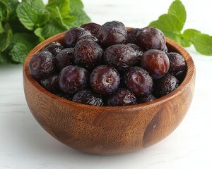 Obraz premium Fresh plums in wooden bowl