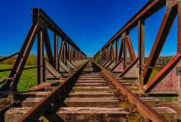 Alte stillgelegte Eisenbahnbrücke