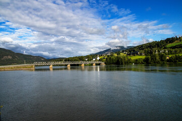 Fototapeta premium Wasserlandschaft in Norwegen mit Brücke