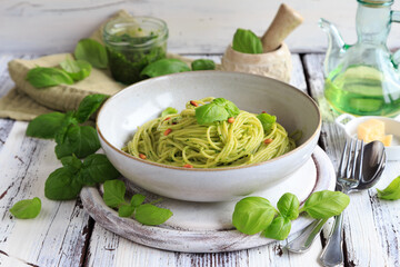 Spaghetti mit italienischer Basilikum-Pesto Sauce