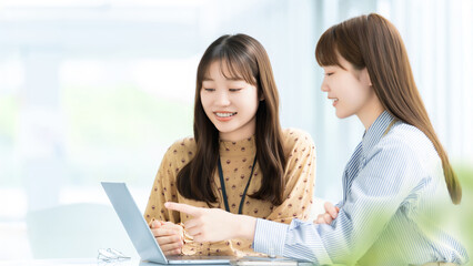 ミーティングをする2人の女性・ビジネスウーマン