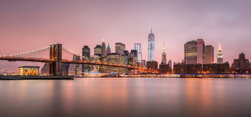 Fototapeta premium Stunning Sunset Over New York City Skyline with Brooklyn Bridge