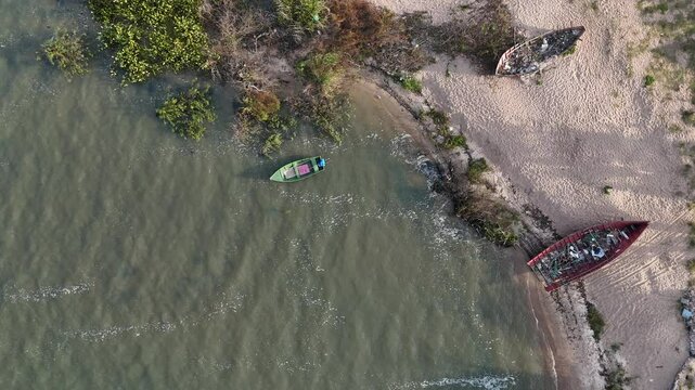 Barco ancorado na beira da lagoa