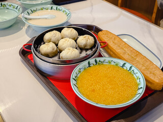中国　アジア朝食　小籠包　おかゆ　揚げパン