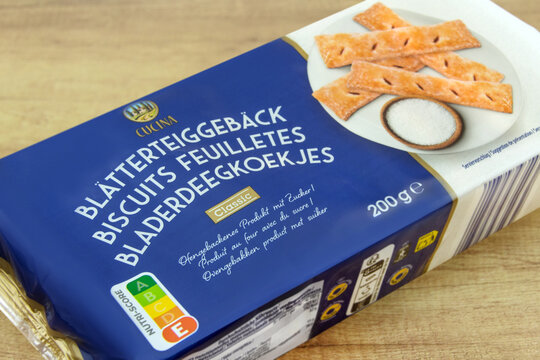 Cucina Bl&auml;tterteiggeb&auml;ck nach italienischer Art   auf Holz
