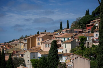 Paysage maisons colorées type sud de la France