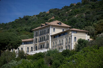 Belle maison du sud cach&eacute;e dans la nature