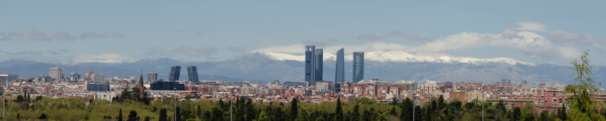 Naklejka premium Panoramic view of Madrid, the capital of Spain, with the partially snow-covered mountains in the background.