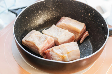 フライパンで焼き目をつける豚バラ肉