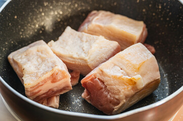 焼き目がついてきた豚バラ肉