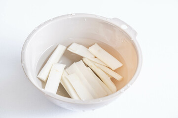 水にさらす山うど