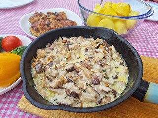 Home-cooked Boletus mushrooms are served directly in a pan. Sautéed with onion and butter in a creamy sauce, this delicious dish is ready to eat.