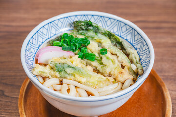 山菜の天ぷらうどん