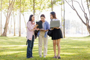 Obraz premium A group of students meeting up to study and gather additional information outside the classroom, enjoying the experience together.